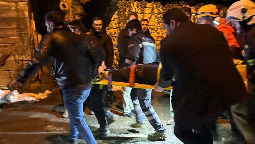 Sinop'ta Heyelan! 3 Ev Yıkıldı, 4 Kişi Enkaz Altından Çıkarıldı - Resim : 1