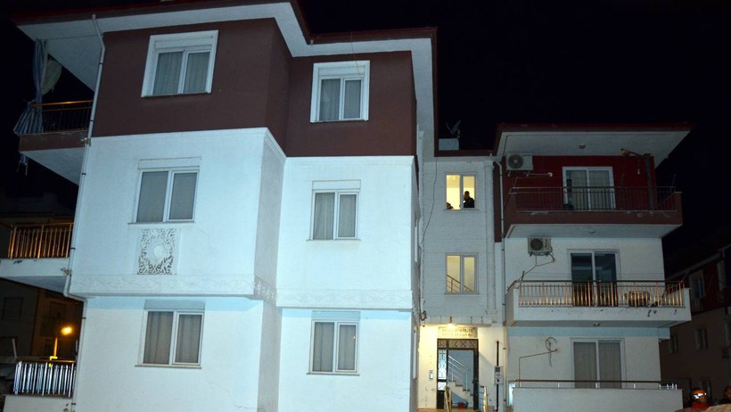 Antalya'da Dev Çatlaklar Oluşan Bina Tahliye Edildi - Resim : 2