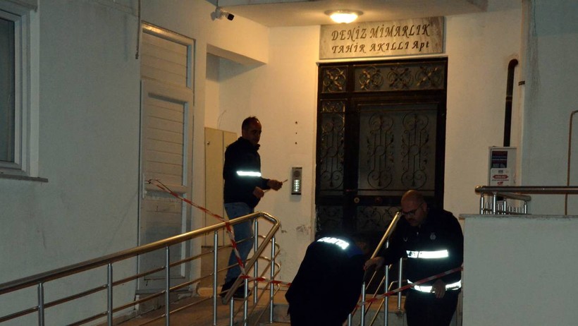 Antalya'da Dev Çatlaklar Oluşan Bina Tahliye Edildi - Resim : 4