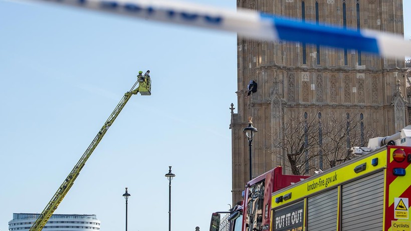 Bir Gösterici Filistin Bayrağıyla Londra'daki Elizabeth Kulesi'ne Tırmandı - Resim : 3
