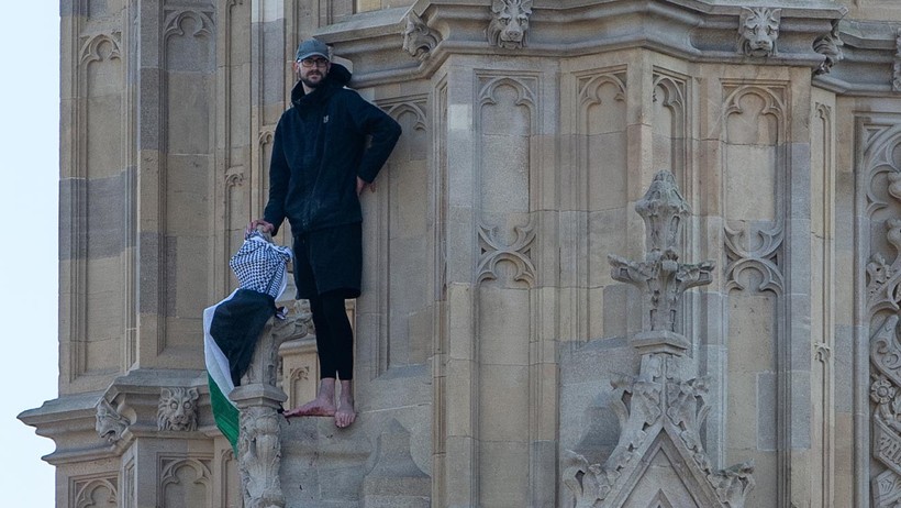 Bir Gösterici Filistin Bayrağıyla Londra'daki Elizabeth Kulesi'ne Tırmandı - Resim : 1