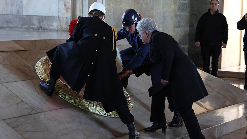 Milli Savunma Bakanı Yaşar Güler’in Eşi Demet Güler Anıtkabir’i Ziyaret Etti - Resim : 1