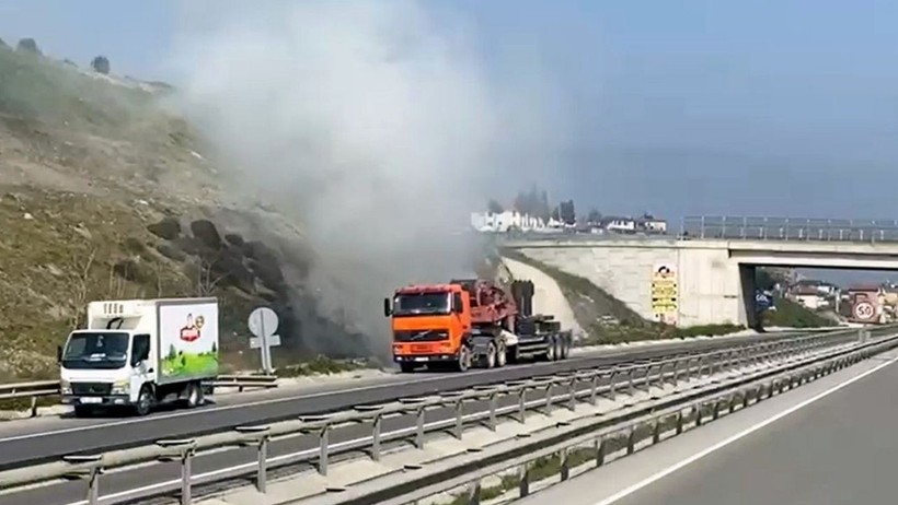 İş Makinesi Taşıyordu, Aniden Cayır Cayır Yandı - Resim : 1