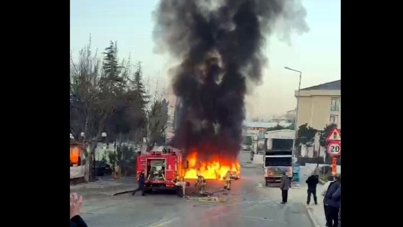 Otomobil Alev Aldı, 7 Araca Çarptı! - Resim : 1