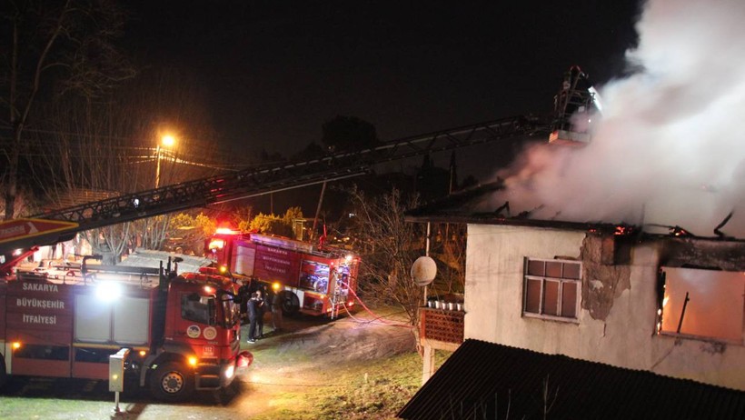 İki Katlı Ev Alev Topuna Döndü - Resim : 2