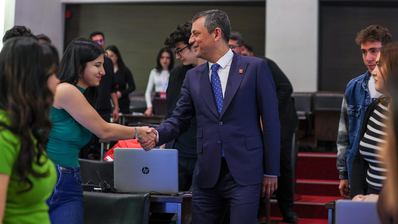 Özgür Özel, Ön Seçim Çağrı Merkezi Çalışanlarını Ziyaret Etti - Resim : 2