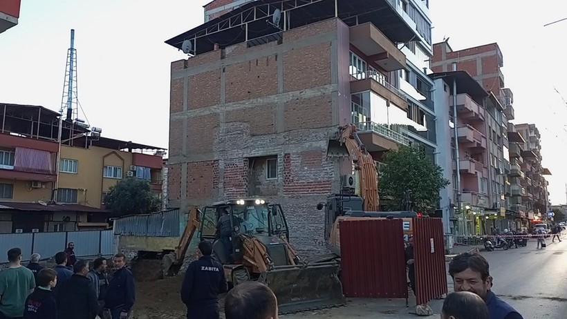 Aydın'da Tedirgin Bekleyiş: 4 Katlı Binayı İş Makinesin Kepçesi Tuttu - Resim : 3