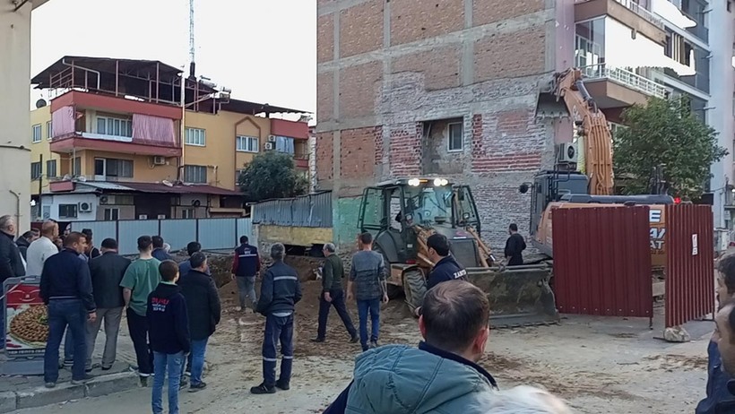 Aydın'da Tedirgin Bekleyiş: 4 Katlı Binayı İş Makinesin Kepçesi Tuttu - Resim : 1