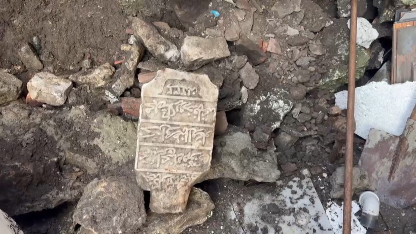 İstanbul'un Tarihi Semtinde Bina Duvarı Çöktü, Molozların Arasından 800 Yıllık Tarih Çıktı - Resim : 1