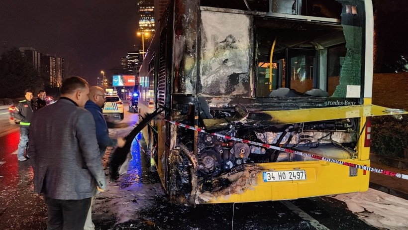 Şişli'de İETT Otobüsü Alevlere Teslim Oldu - Resim : 2