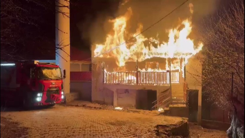 Kahramanmaraş'ta Korkutan Yangın! Cami Lojmanı Küle Döndü - Resim : 1