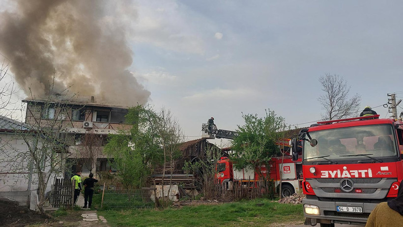 Sakarya’da 3 Katlı Evin Son Katı Alev Alev Yandı - Resim : 1