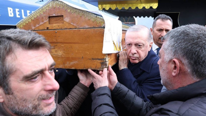 AKP'nin Acı Günü: Cumhurbaşkanı Erdoğan 47 Yıllık Yol Arkadaşına Veda Etti - Resim : 2