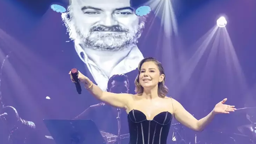 Sanatçı Dostlarından Volkan Konak’a Büyük Vefa! Hepsi Sahnesinde Aynı Şeyi Yaptı - Resim : 3