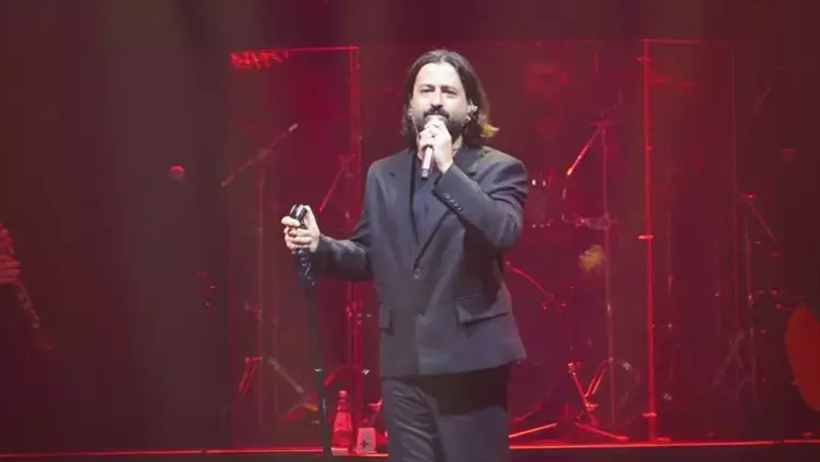 Sanatçı Dostlarından Volkan Konak’a Büyük Vefa! Hepsi Sahnesinde Aynı Şeyi Yaptı - Resim : 2