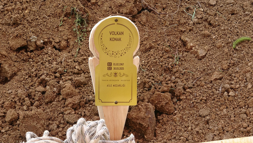 Volkan Konak'a Son Görev! Trabzon'da Vasiyetindeki Ceviz Ağacının Altına Defnedildi - Resim : 7