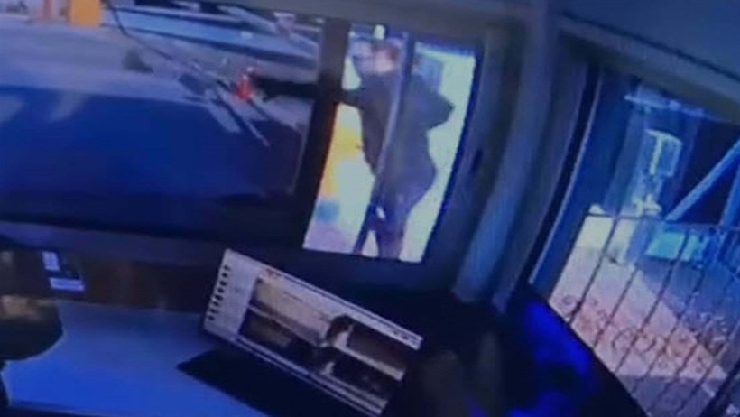 Selen'i Öldürüp Annesini Yaralayan Saldırganın Son Görüntüleri Ortaya Çıktı - Resim : 2