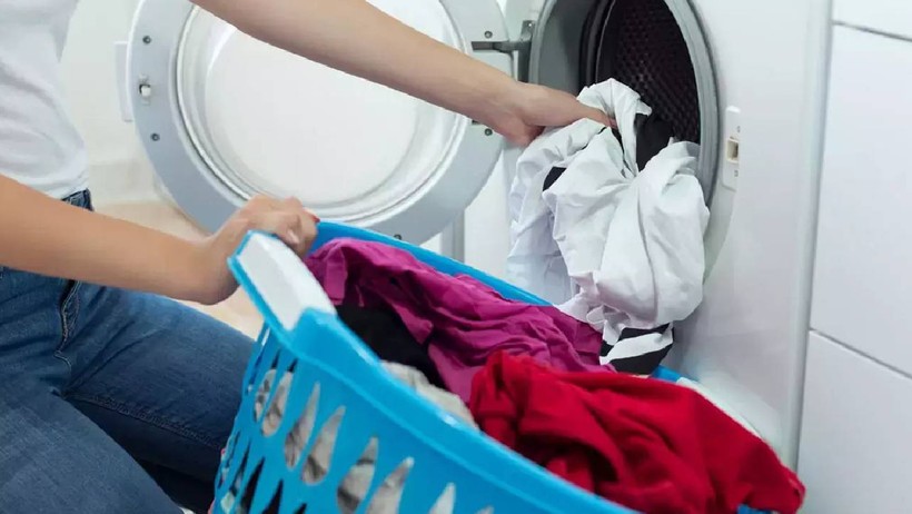 30 Yıllık Kuru Temizlemeci Sırrını Verdi: Böyle Yapınca Çamaşır Makinesinden Kıyafetleriniz Hazır Ütülenmiş Gibi Çıkacak - Resim : 2