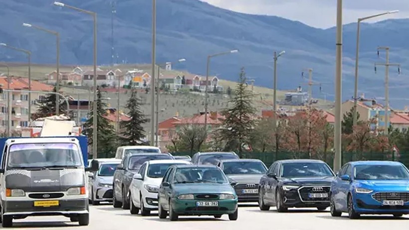 Bayram Tatili Bitti, Dönüş Trafiği Başladı! Yollarda ve Terminallerde Yoğunluk Sürüyor - Resim : 1