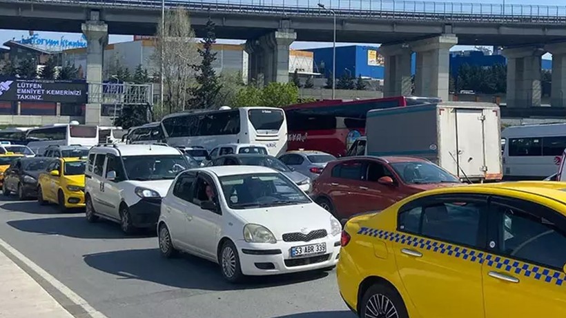 Bayram Tatili Bitti, Dönüş Trafiği Başladı! Yollarda ve Terminallerde Yoğunluk Sürüyor - Resim : 2