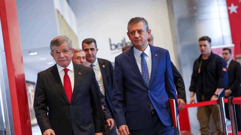 CHP Lideri Özel'den Siyasi Yasak İstenen Gençlere Destek - Resim : 1