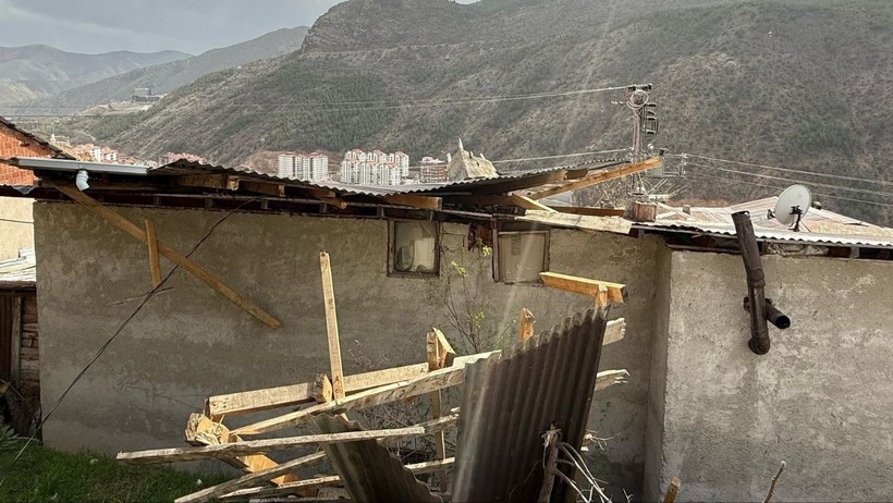 Gümüşhane’de Fırtına Felaketi: 20 Evin Çatısı Uçtu - Resim : 1