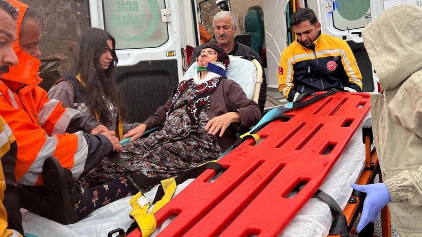 Hakkari'de Yolcu Otobüsü ile Yakıt Tankeri Çarpıştı! Ölü ve Yaralılar Var - Resim : 2
