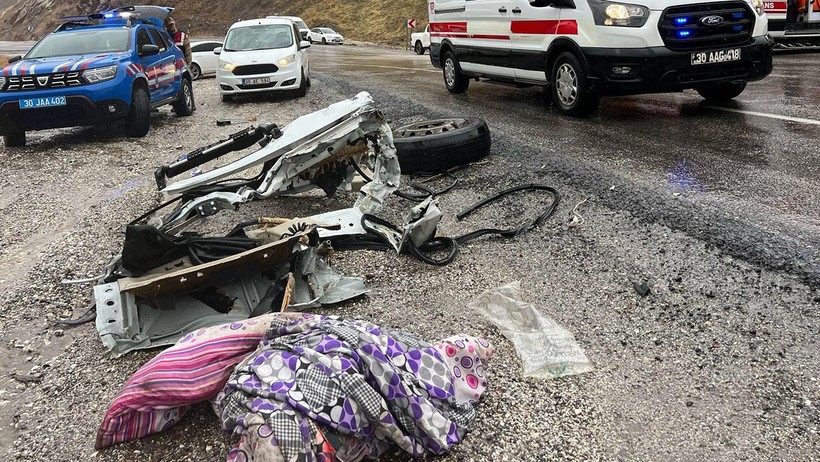 Hakkari'de Yolcu Otobüsü ile Yakıt Tankeri Çarpıştı! Ölü ve Yaralılar Var - Resim : 1
