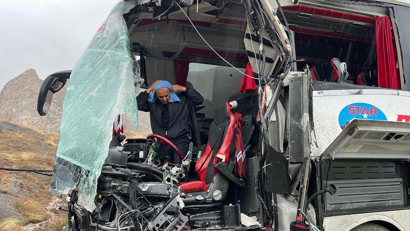 Hakkari'de Yolcu Otobüsü ile Yakıt Tankeri Çarpıştı! Ölü ve Yaralılar Var - Resim : 3
