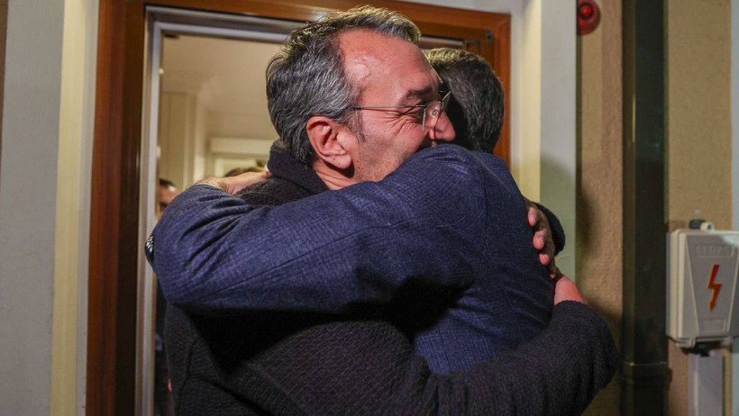 Özgür Özel'den Mahir Polat'a Ziyaret: 'Ortak Vicdan Harekete Geçti' - Resim : 1
