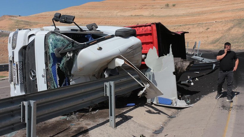 Şırnak’ta Freni Boşalan Tır Devrildi, Sürücü Yaralı - Resim : 1