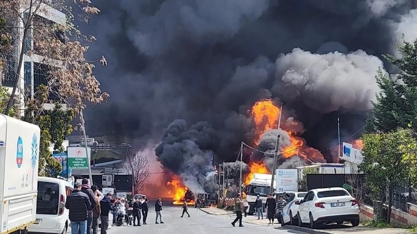 İkitelli'de Korku Dolu Anlar... Bir Köşede Patlama Sesi Bir Köşede Yangın - Resim : 2