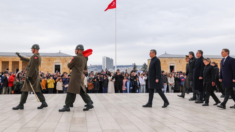 Özgür Özel, Anıtkabir Özel Defteri'ne Yazdı: Darbe Girişimine Geçit Verilmedi - Resim : 1