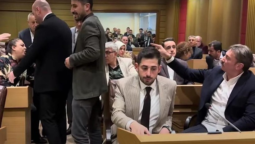 AKP’li Başkandan CHP’li Kadın Üyeye Hakaret! Meclis’te Tansiyon Yükseldi - Resim : 1