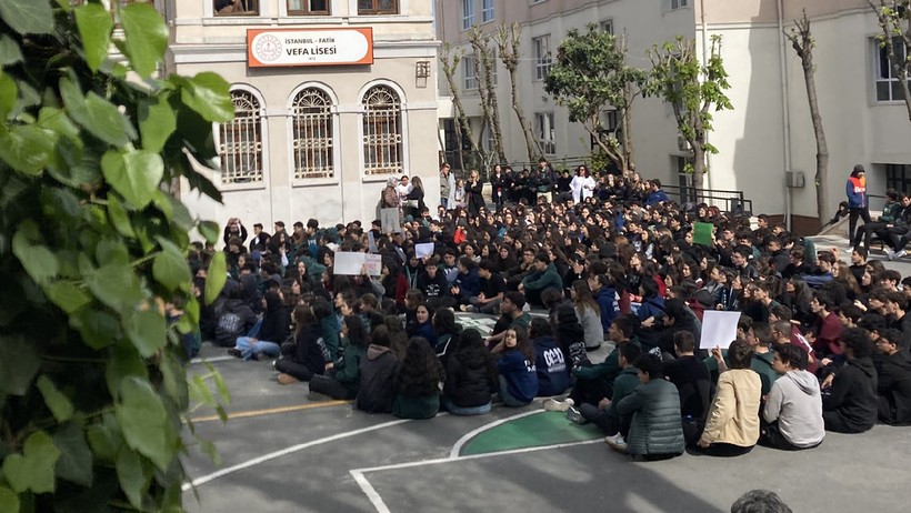 Liseliler Öğretmenleri İçin Eylemde, Dersleri Boykot Ettiler - Resim : 1