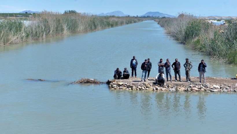 Adana’da 7 Yaşındaki Cumali 5 Gündür Kayıp: Terlikleri Sulama Kanalında Bulundu - Resim : 1