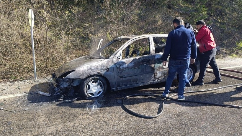 Seyir Halindeki Otomobil Alev Aldı, Demir Yığınına Döndü - Resim : 1