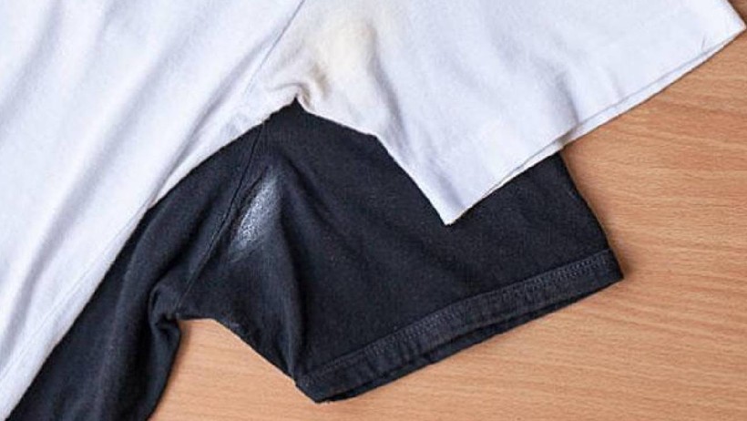 Deodorant Lekesini Affetmeyen Yöntem! Bir Kaşıkla Tüm Lekeyi Silip Süpürüyor - Resim : 1