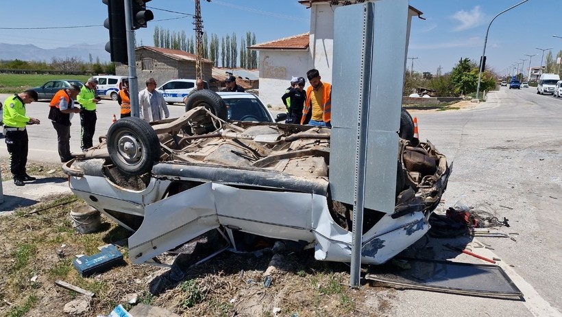 Karaman'da Trafik Kazası: Bir Otomobil Ters Döndü, 2 Yaralı - Resim : 1