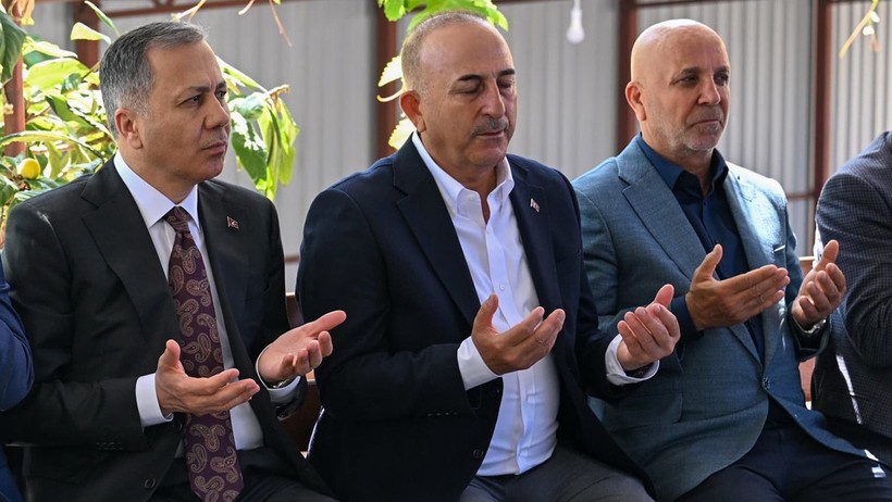 Bakan Yerlikaya'dan Mevlüt Çavuşoğlu'na Taziye Ziyareti - Resim : 2