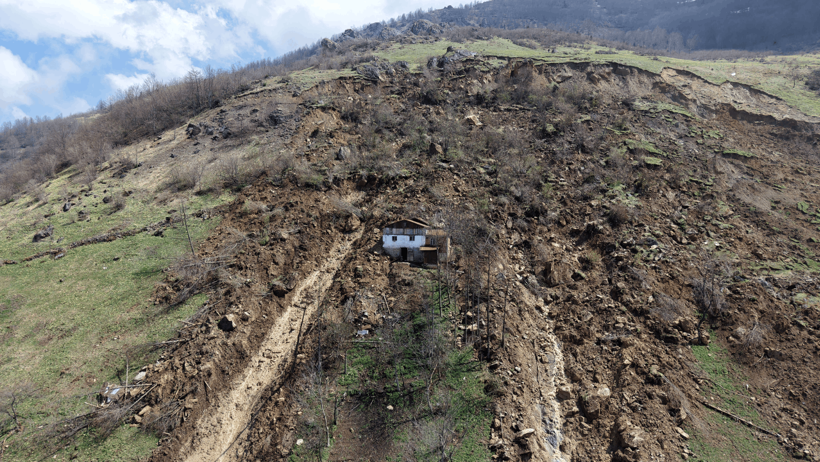Trabzon'da Sisler İçinde Heyelan Paniği! Toprak Altında Kalmaktan Son Onda Kurtuldular - Resim : 1