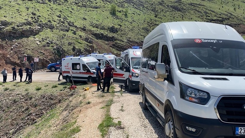 Hafif Ticari Araç Şarampole Yuvarlandı, 1’i Ağır, 4 Yaralı - Resim : 2