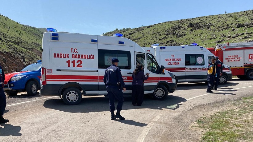 Hafif Ticari Araç Şarampole Yuvarlandı, 1’i Ağır, 4 Yaralı - Resim : 1