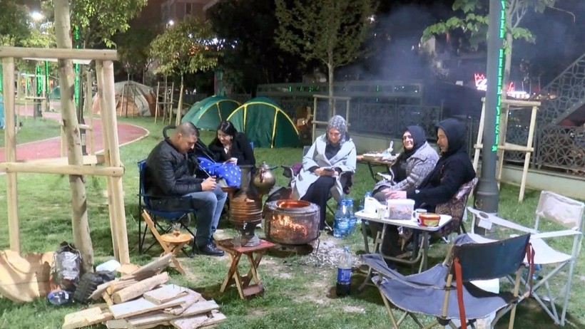 Depremin Ardından Uykusuz İkinci Gece: İstanbul'da Parklar Sığınaklara Dönüştü - Resim : 2