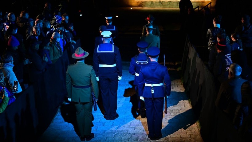 Anzak Koyu'nda Geleneksel Şafak Ayini Yapıldı: 110 Yıl Sonra Atalarını Andılar - Resim : 3