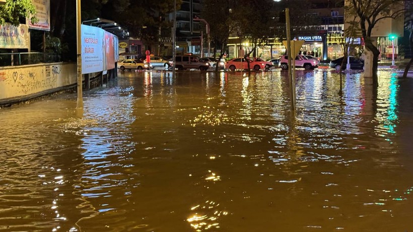 Adana'yı Sağanak Vurdu, Caddeler Göle Döndü - Resim : 2