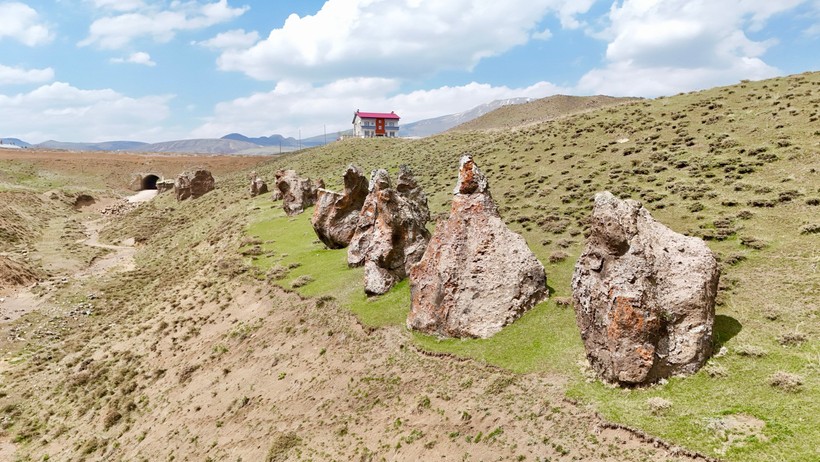 'Nemrut'un Develeri'ni Yol İnşaatında Kullanmışlar: Yüzlerce Yıllık Tarih Göz Göre Göre Yok Oluyor - Resim : 1