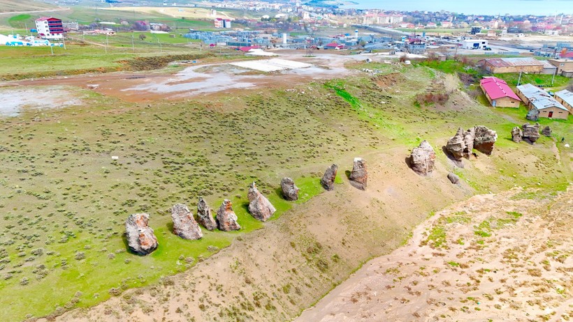 'Nemrut'un Develeri'ni Yol İnşaatında Kullanmışlar: Yüzlerce Yıllık Tarih Göz Göre Göre Yok Oluyor - Resim : 2