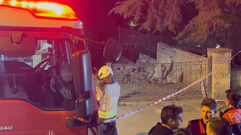 Kadıköy'de Korku Dolu Gece! Bir Apartmanda Balkon Çöktü - Resim : 1