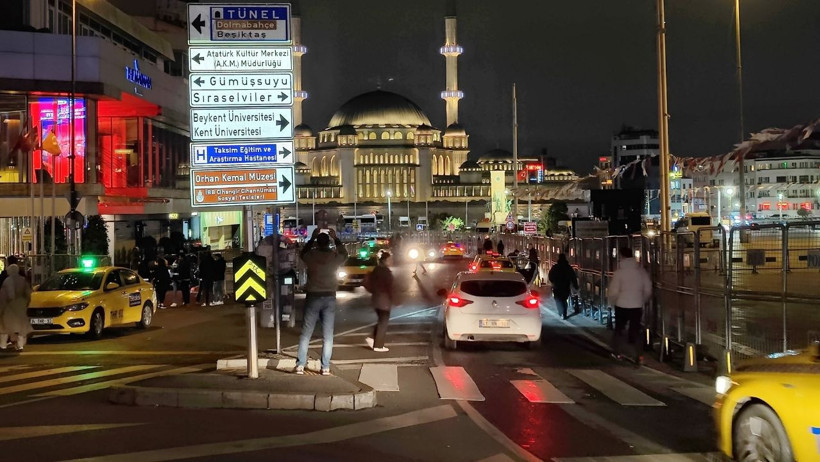 İstanbul'da Kapatılan Yollar Araç ve Yaya Trafiğine Açıldı - Resim : 1